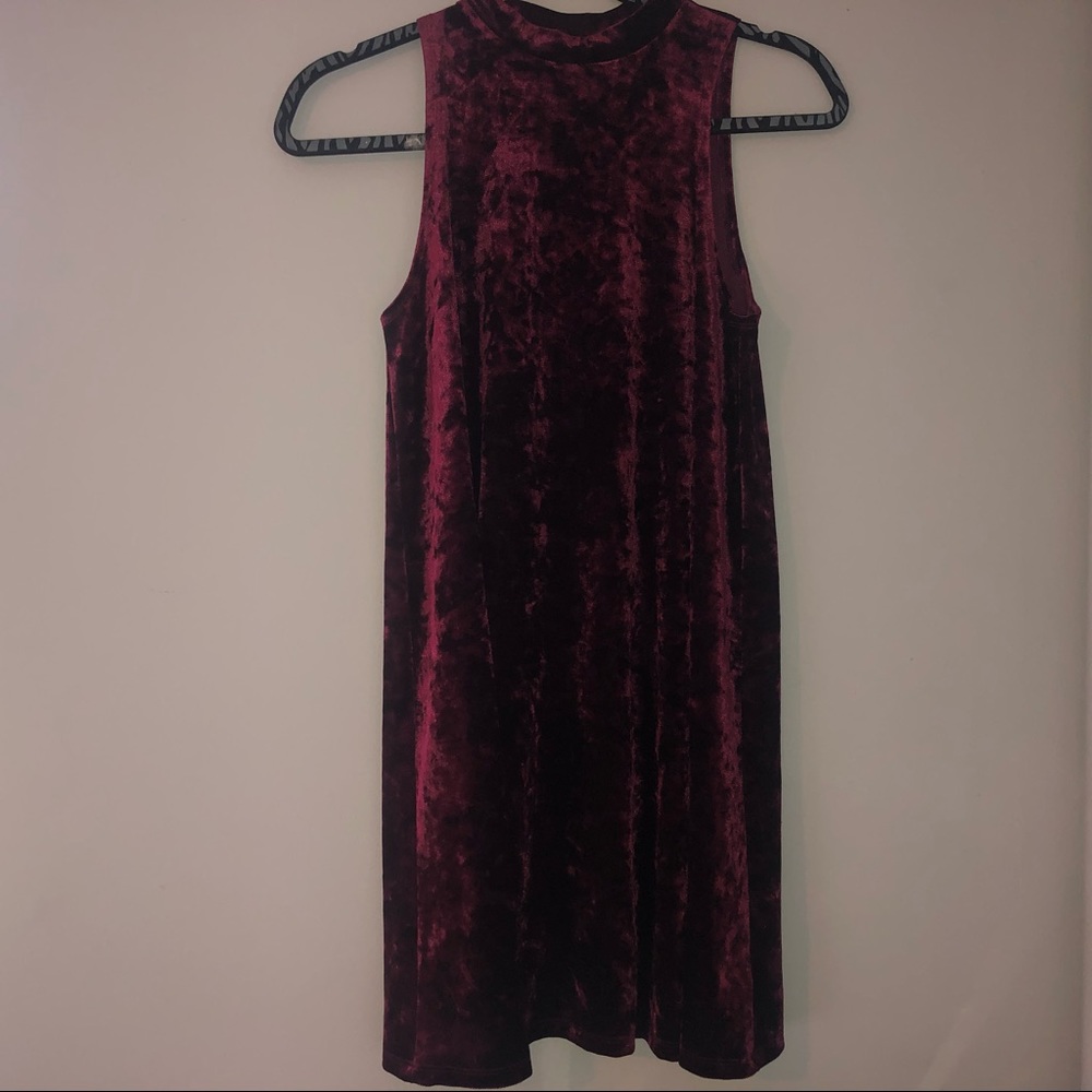 Adorable velvet dress, with keyhole in back!